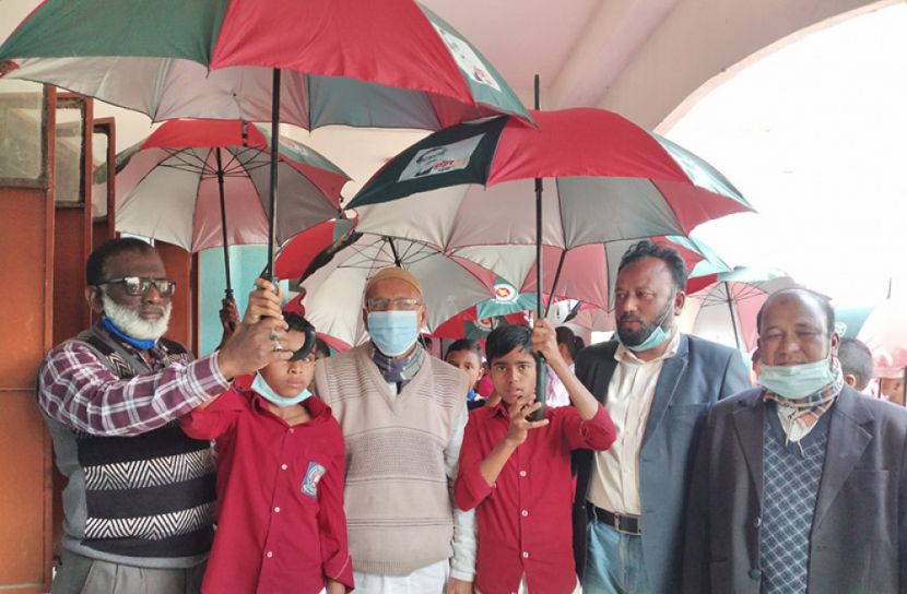 উচ্চ বিদ্যালয়ে লাল সবুজের ছাতা বিতরণ