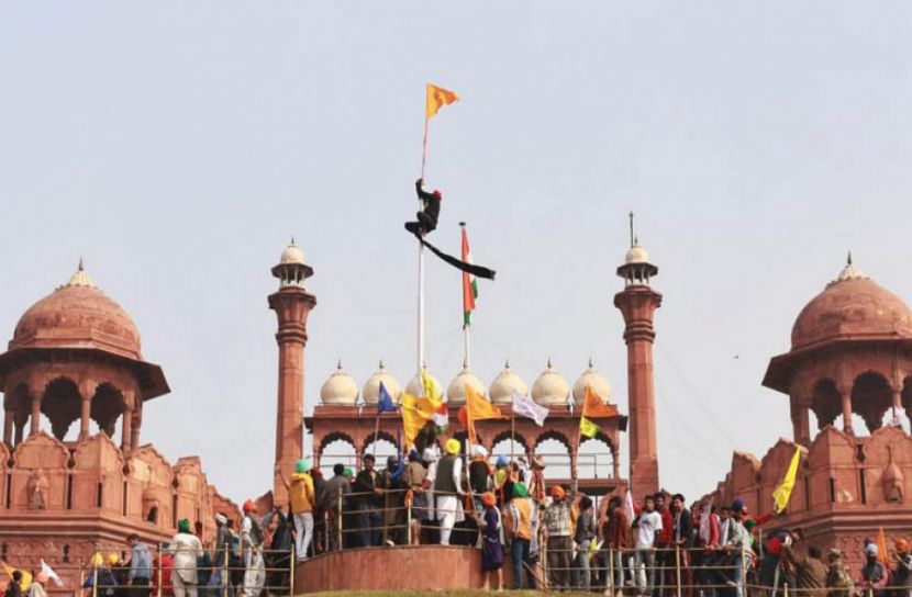 দিল্লির লালকেল্লায় কৃষক সংগঠনের পতাকা, চলছে বিতর্ক