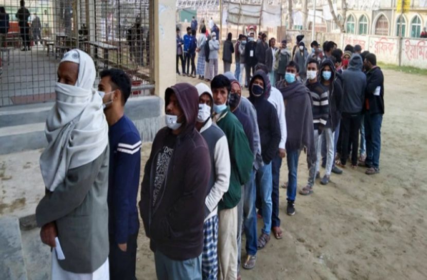 সকাল থেকেই কেন্দ্রে ভোটারদের লম্বা লাইন 