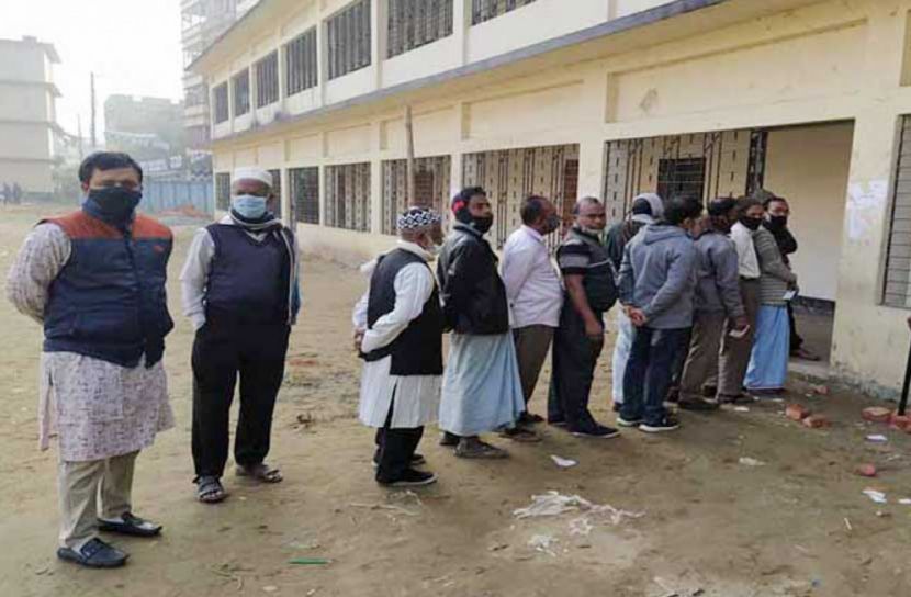 চট্টগ্রামে একের পর এক বিস্ফোরণ, আতঙ্কিত ভোটাররা