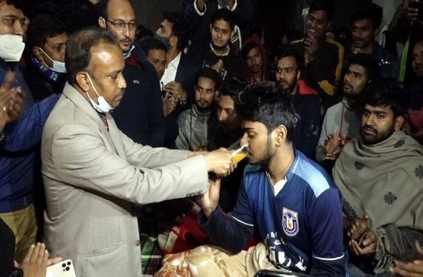 খুলনা বিশ্ববিদ্যলয়ে ২ শিক্ষার্থীর অনশন ভাঙালেন ভিসি