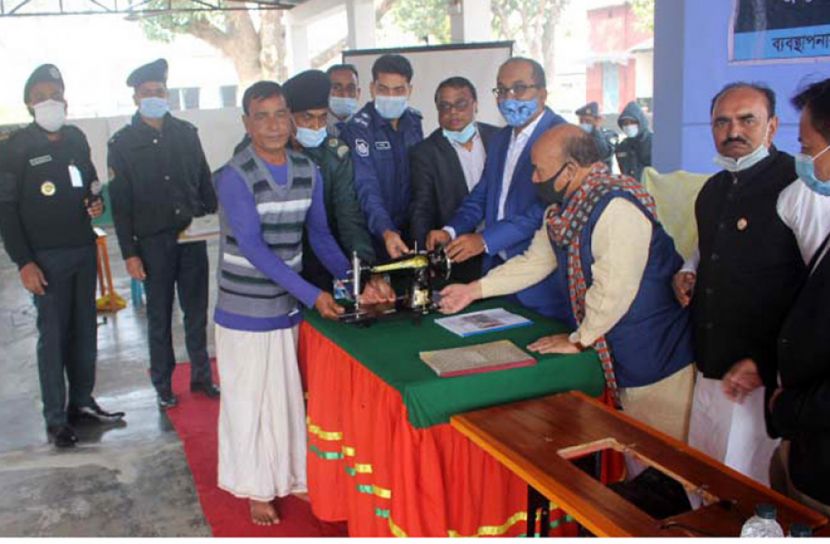 মাদক ছাড়ার অঙ্গীকারে সেলাই মেশিন পেলেন হাজতি বাচ্চু