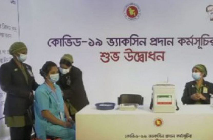 করোনার প্রথম টিকা নিলেন রুনু