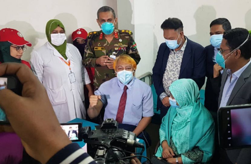 ঢামেকে প্রথম টিকা নিলেন ডা. রুমি