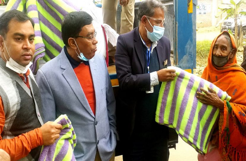 ঘোড়াশাল পৌর মেয়রের উদ্যোগে কম্বল বিতরণ