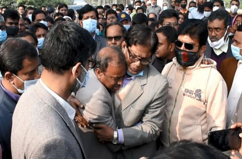 ফুলেল শুভেচ্ছায় খুবি উপাচার্যের ক্যাম্পাস ত্যাগ