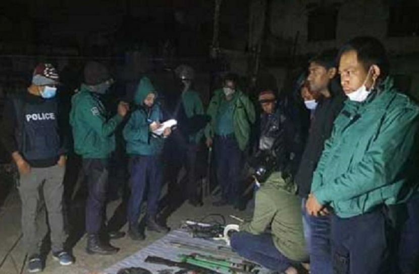 চট্টগ্রামে অবৈধ অস্ত্র তৈরির কারাখানা থেকে নারী আটক