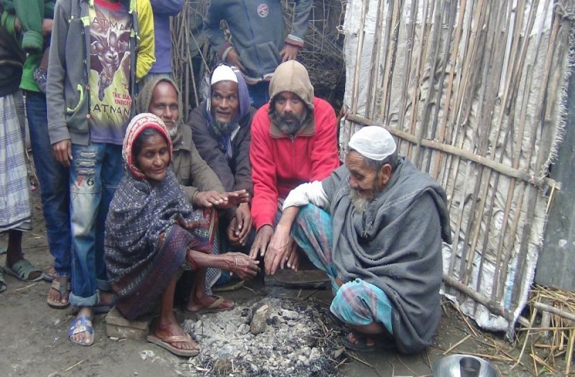 ঠাকুরগাঁওয়ে বাড়িতে বাড়িতে আগুন পোহানোর ধুম