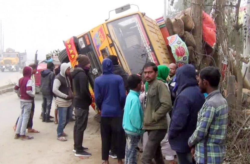 ট্রাক চাপায় ভ্যানগাড়ি চালক নিহত