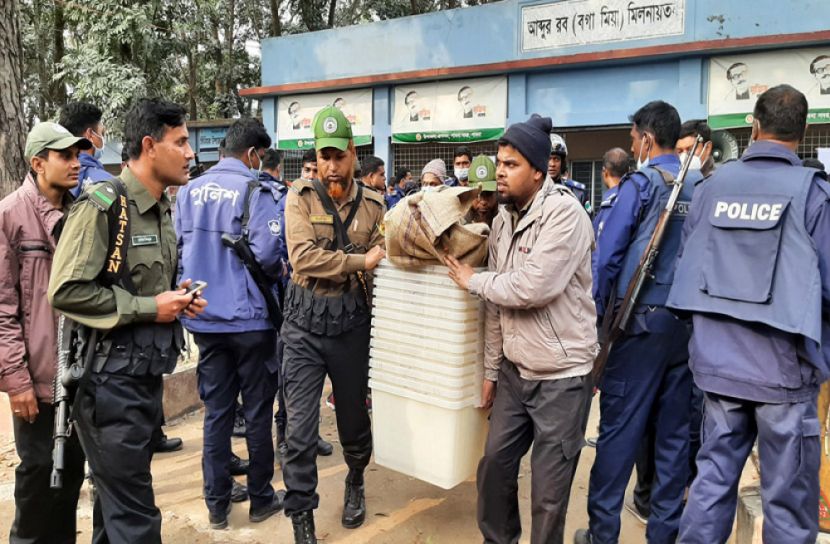 পাবনায় ভোটকেন্দ্রে পাঠানো হচ্ছে নির্বাচনী সরঞ্জাম