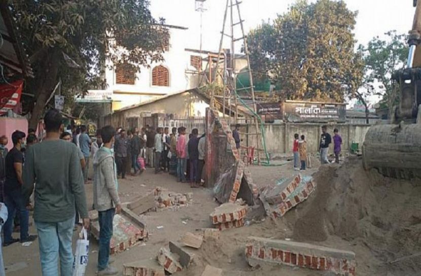 দেয়াল ধসে প্রাণ গেল দুজনের