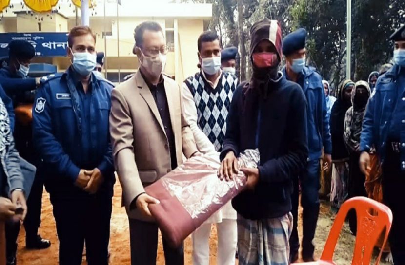 শীতবস্ত্র বিতরণ করলো বেলকুচি থানা পুলিশ