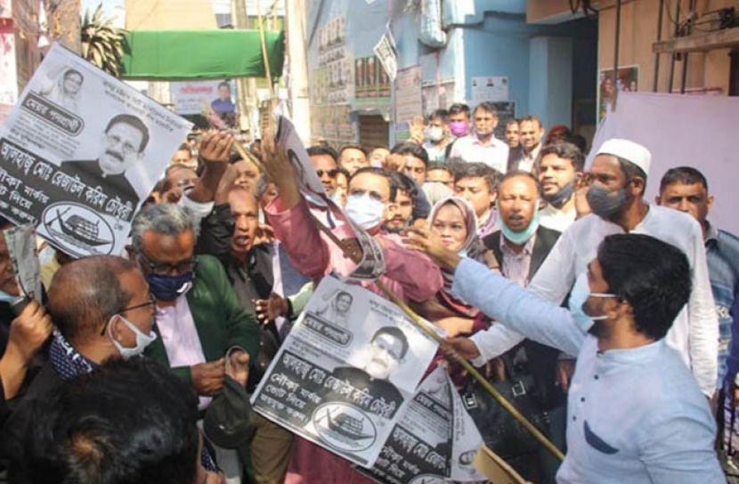 নিজের পোস্টার সরিয়ে পরিচ্ছন্ন কাজের উদ্বোধন নতুন মেয়রের