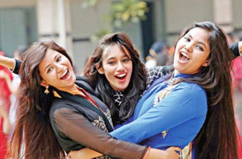 আজ সবাই পাস