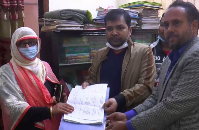 মেয়র প্রার্থী ছেলের পক্ষে মায়ের মনোনয়ন ফরম সংগ্রহ