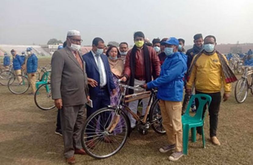 ৬৫টি বাইসাইকেল পেলেন নাটোরে গ্রামপুলিশরা