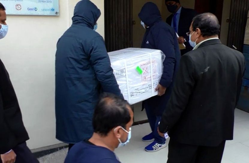কুড়িগ্রামে স্বাস্থ্য বিভাগের হাতে করোনার ৬০ হাজার টিকা হস্তান্তর