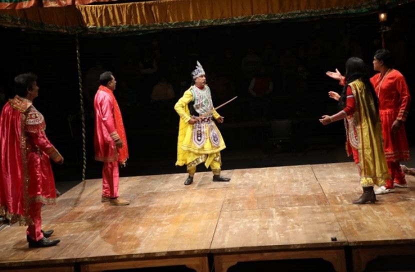 জমে উঠেছে যাত্রা উৎসব