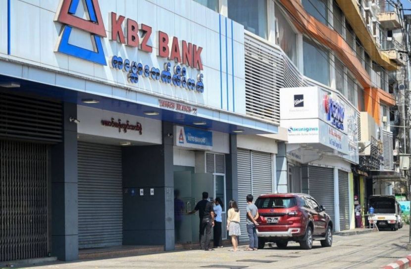 আতঙ্কিত মিয়ানমারের জনগণ, টাকা তোলার হিড়িক