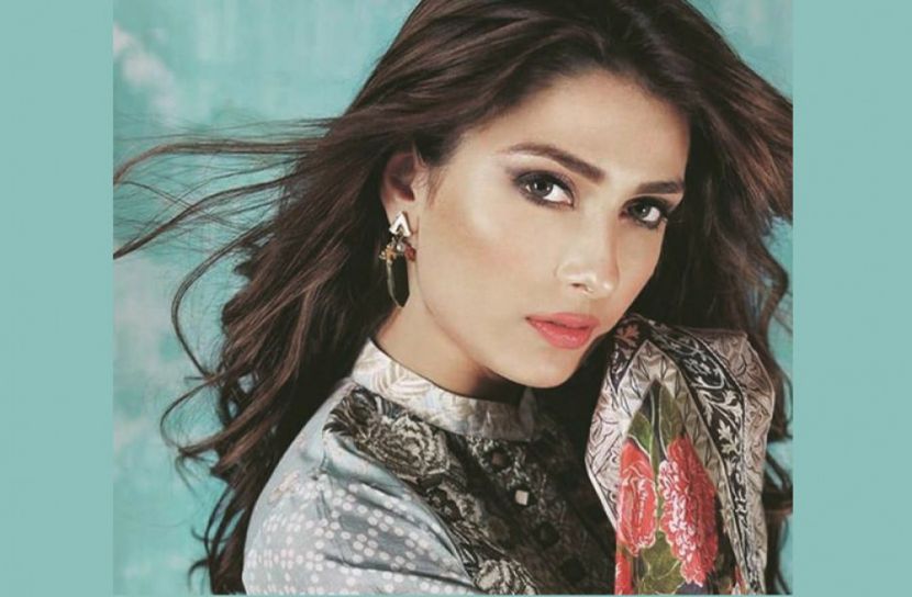 ইনস্টাগ্রামে সবার শীর্ষ পাকিস্তানি আয়েজা খান