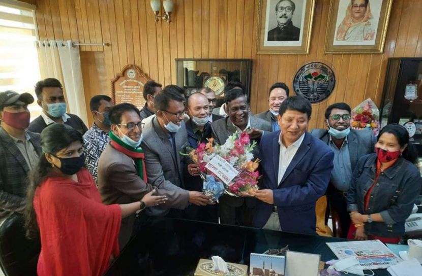 রাঙামাটিতে জেলা পরিষদ চেয়ারম্যানকে ফুলেল শুভেচ্ছা