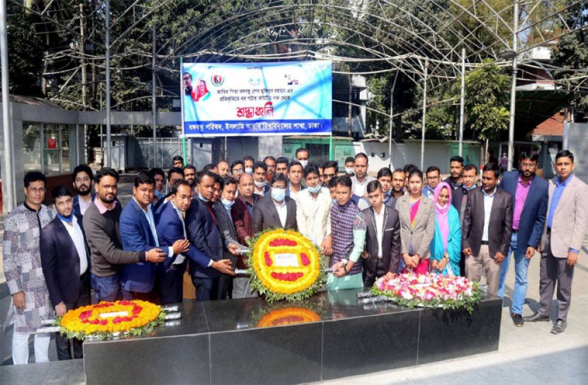 বঙ্গবন্ধুর প্রতিকৃতিতে ইআবি বঙ্গবন্ধু পরিষদের শ্রদ্ধাঞ্জলি