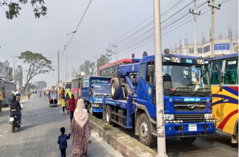 পুলিশের বিরুদ্ধে চাঁদাবাজি ও হয়রানির অভিযোগে মহাসড়ক অবরোধ