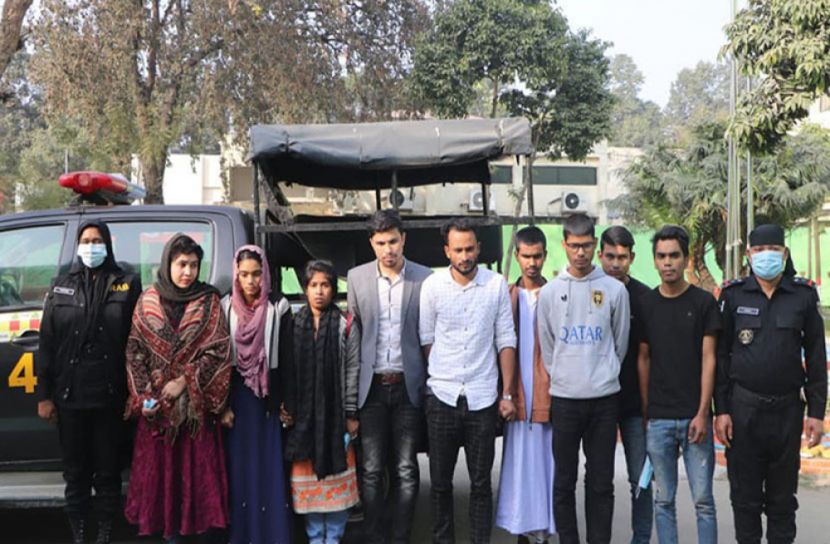 চাকরি দেয়ার কথা বলে তারা টাকা হাতিয়ে নিত