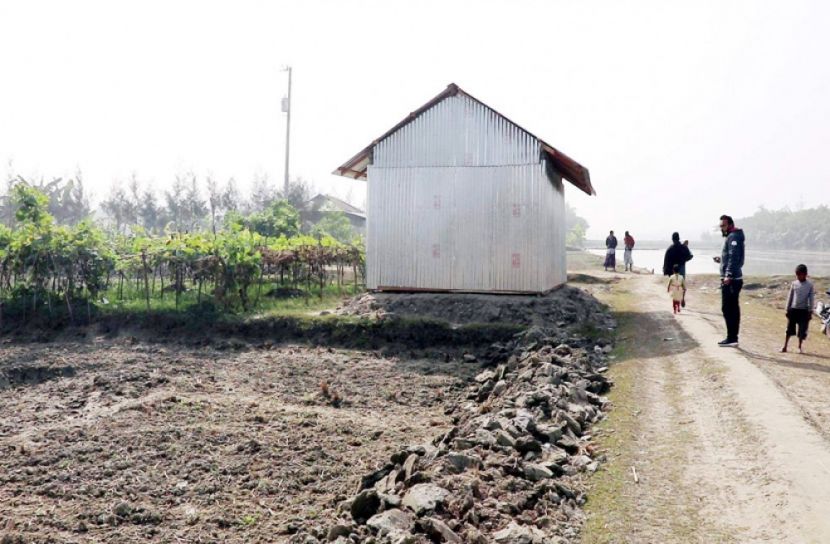 বিধবার জমিতে দস্যুর চোখ 