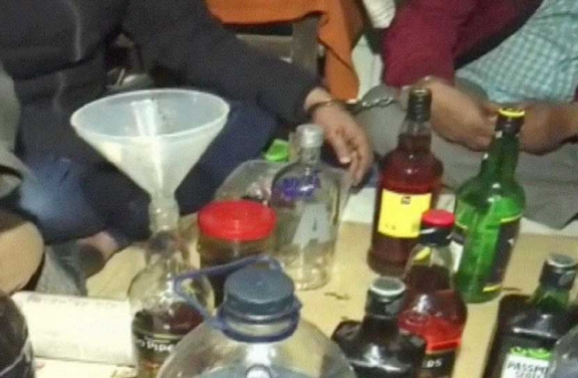 রাজধানীতে মদ তৈরির কারখানায় অভিযান, আটক ৬