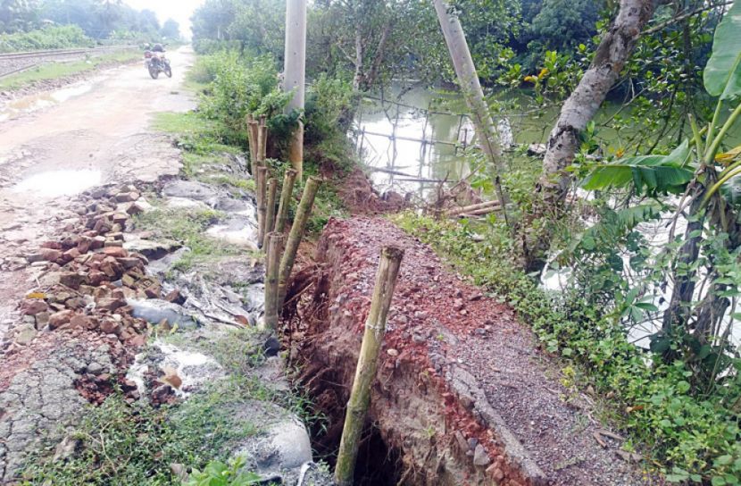 পাড় না বাঁধায় ভাঙছে রাস্তা
