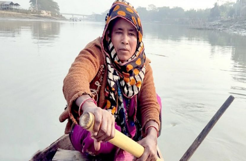 ৩০ বছর ধরে খেয়াঘাটের মাঝি মিলন নেছা