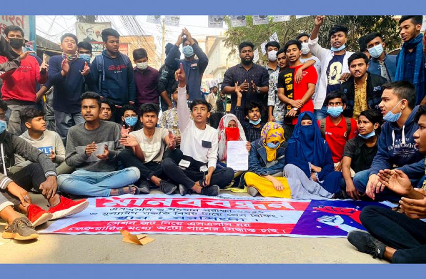 অটো পাসের দাবিতে এসএসসি পরীক্ষার্থীদের সড়ক অবরোধ