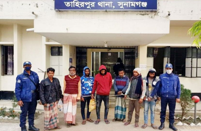 সাংবাদিককে গাছে বেঁধে নির্যাতনের ঘটনায় আটক ৪