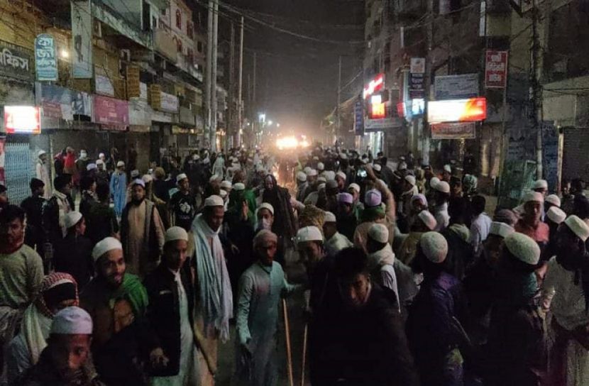 হেফাজতের মহাসচিবকে বাধার অভিযোগে সড়ক অবরোধ