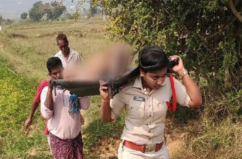 লাশ কাঁধে নিয়ে ২ কিলোমিটার হাঁটলেন নারী পুলিশ