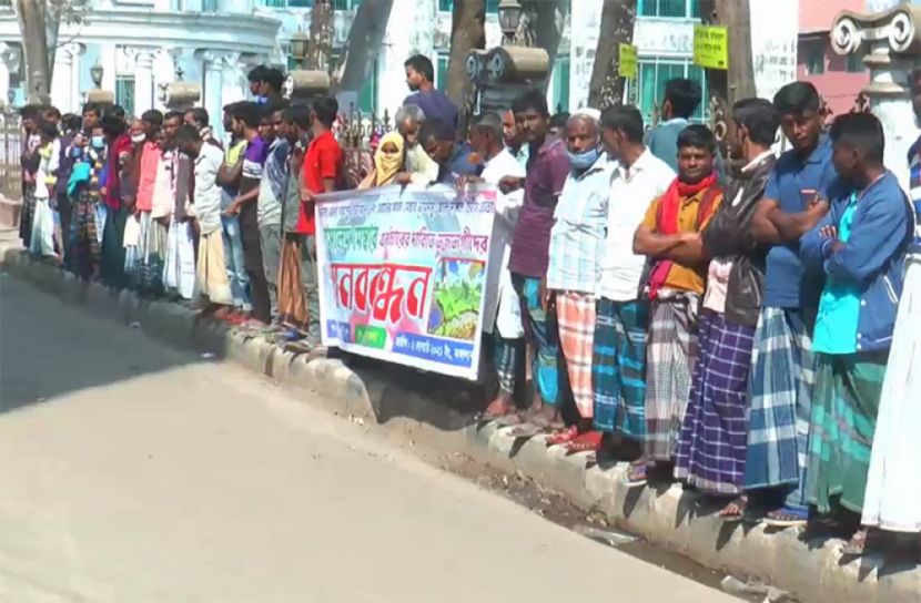 ভোলায় ভূমিদস্যুর বিচারের দাবিতে মানববন্ধন