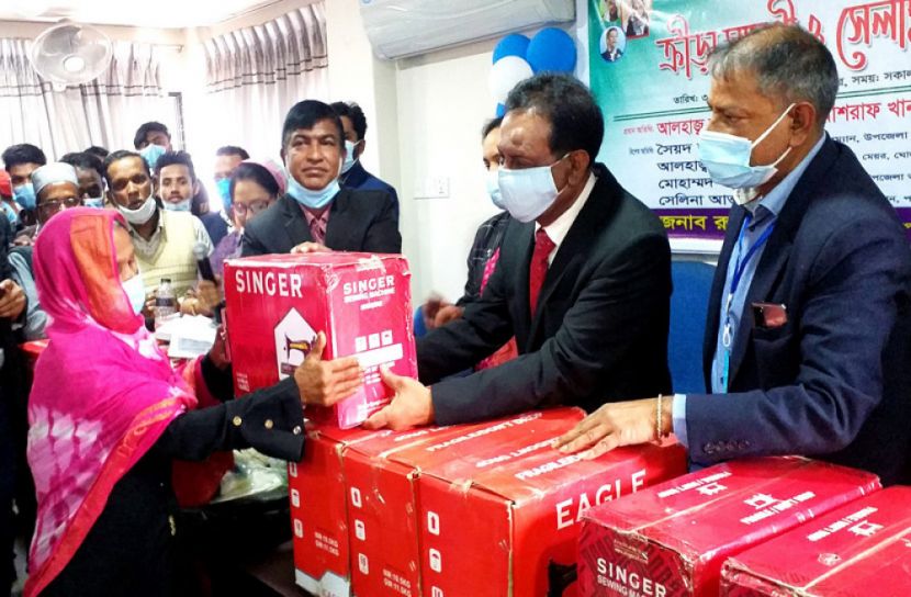 পলাশে দুস্থ নারীদের মাঝে সেলাই মেশিন বিতরণ