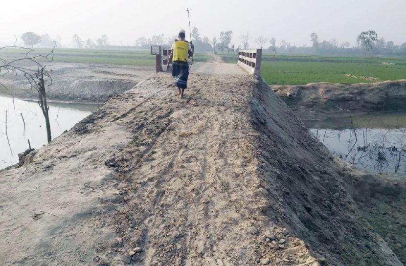 চেয়ারম্যানের পকেটে কাবিখার টাকা, রাস্তা বাঁধলেন গ্রামবাসী