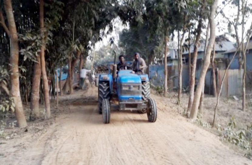 প্রাণঘাতী ট্রাক্টরে পিষ্ট হচ্ছে মানুষ, নিরব ভূমিকায় প্রশাসন