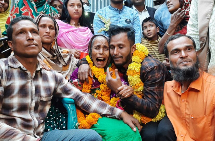 ‘বাংলার গায়েন’ চ্যাম্পিয়ন রাসেলকে ফুলেল শুভেচ্ছায় বরণ