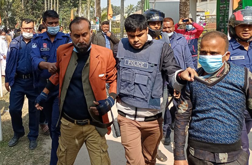 হারাগাছে বিদ্রোহী প্রার্থীর সমর্থকদের হামলা, আটক ৩