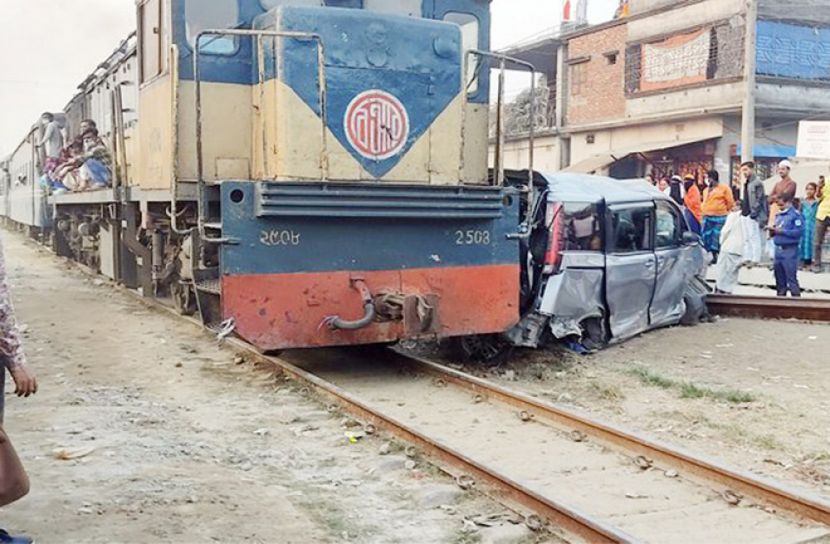 ট্রেনের ধাক্কায় দুমড়েমুচড়ে গেল মাইক্রোবাস