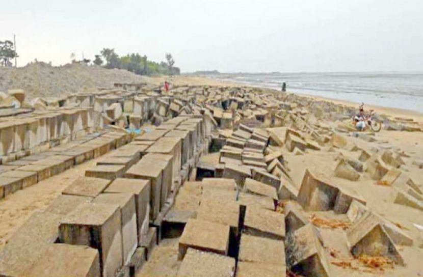 বাঁশখালী বেড়িবাঁধ প্রকল্পে হরিলুট, মোটাতাজা প্রকৌশলীরা!