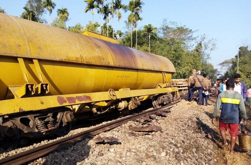 ট্রেনের তেল সংগ্রহে হুমড়ি খেয়ে পড়েছে এলাকাবাসী