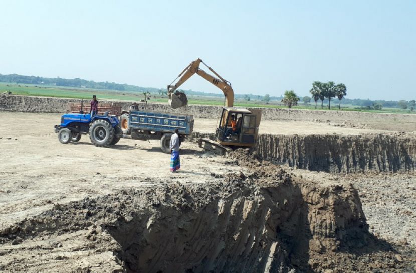 ফসলি জমির মাটি বিক্রি হচ্ছে ইটভাটায়