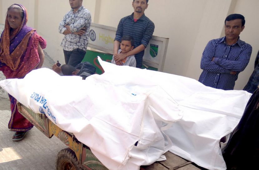 যাত্রীবাহী দু’বাসের প্রতিযোগিতায় ৩ পথচারীর মৃত্যু 