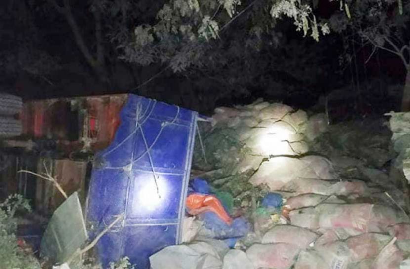 রাতের খাবার শেষের মুহূর্তেই বাবা-মেয়েকে চাপা দিল ট্রাক