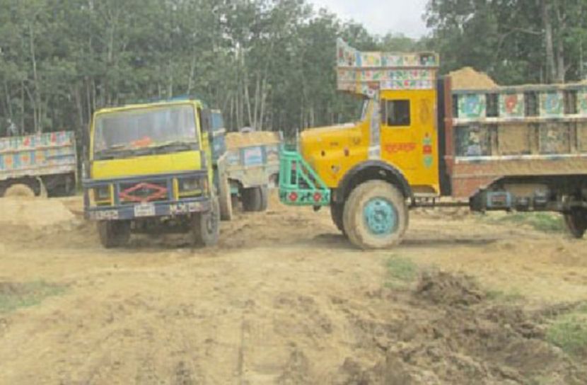 বালুর ট্রাকের ধাক্কায় যুবক নিহত