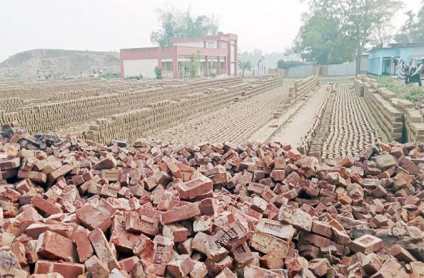 বিদ্যালয়ের পাশে ইটভাটা, স্বাস্থ্য ঝুঁকিতে শিক্ষার্থীরা  
